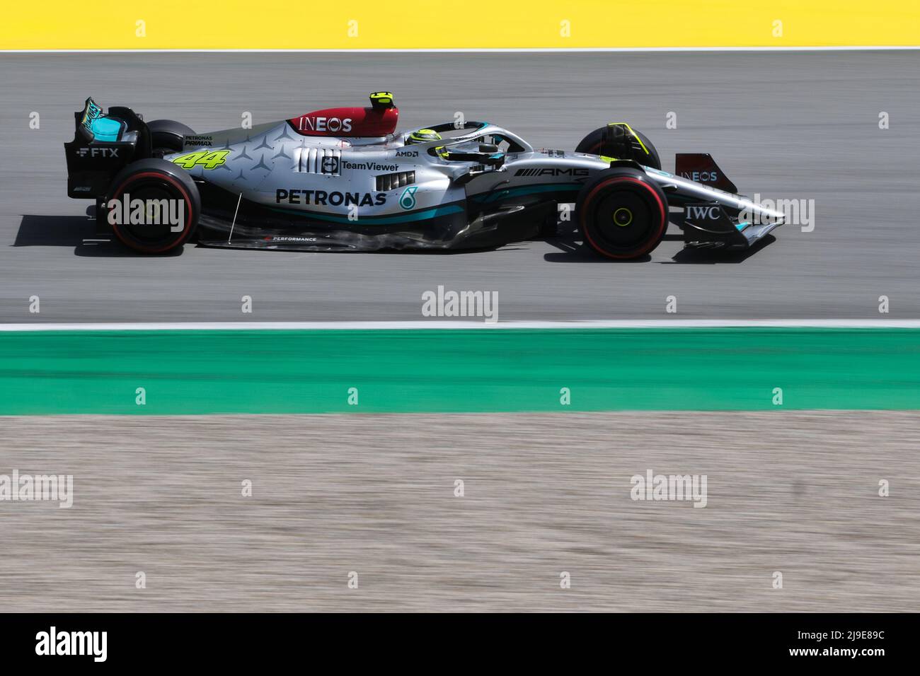 (220523) -- BARCELONA, 23. Mai 2022 (Xinhua) -- Mercedes' britischer Fahrer Lewis Hamilton tritt am 22. Mai 2022 beim spanischen Formel-1-Finale auf dem Circuit de Catalunya, Barcelona, Spanien, an. (Xinhua/Meng Dingbo) Stockfoto