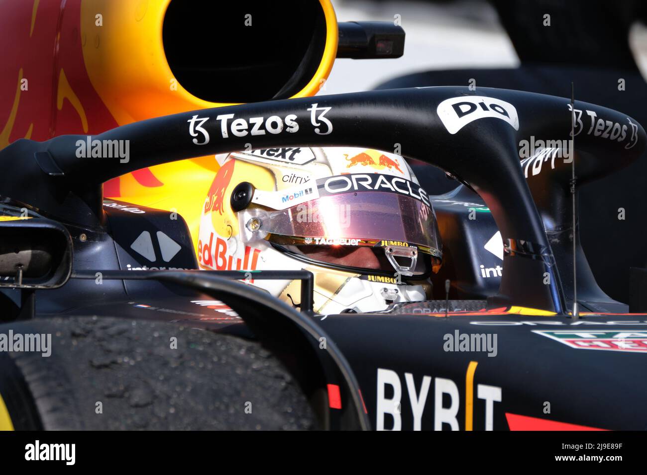 (220523) -- BARCELONA, 23. Mai 2022 (Xinhua) -- der niederländische Red Bull Fahrer Max Verstappen reagiert nach dem Finale des spanischen Formel 1 Grand Prix am 22. Mai 2022 auf dem Circuit de Catalunya, Barcelona, Spanien. (Xinhua/Meng Dingbo) Stockfoto
