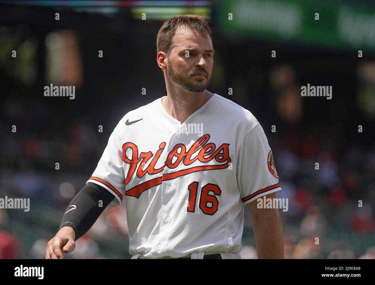 BALTIMORE, MD - MAI 22: Trey Mancini (16), designierter Hitter von Baltimore Orioles, verlässt das Feld am Ende des Innings während eines MLB-Spiels zwischen den Baltimore Orioles und den Tampa Bay Rays am 22. Mai 2022 im Orioles Park in Camden Yards in Baltimore, Maryland. (Foto von Tony Quinn/SipaUSA) Stockfoto