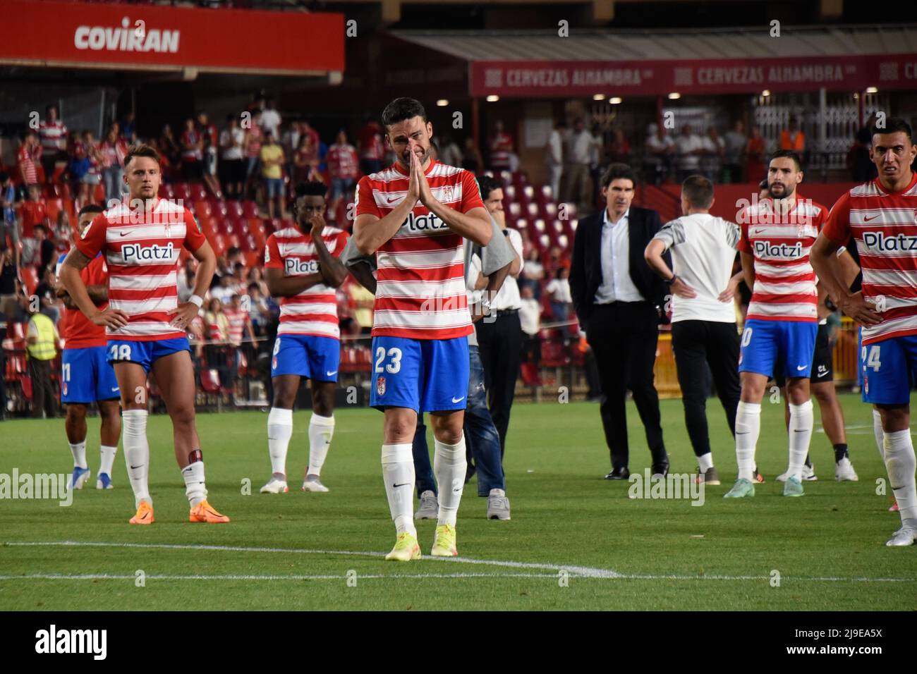 Die CF-Spieler von Granada waren bestürzt über den Abstieg der Kategorie während des Liga-Spiels zwischen Granada CF und RCD Español im Nuevo Los Carmenes Stadium am 10. Mai 2022 in Granada, Spanien. Stockfoto