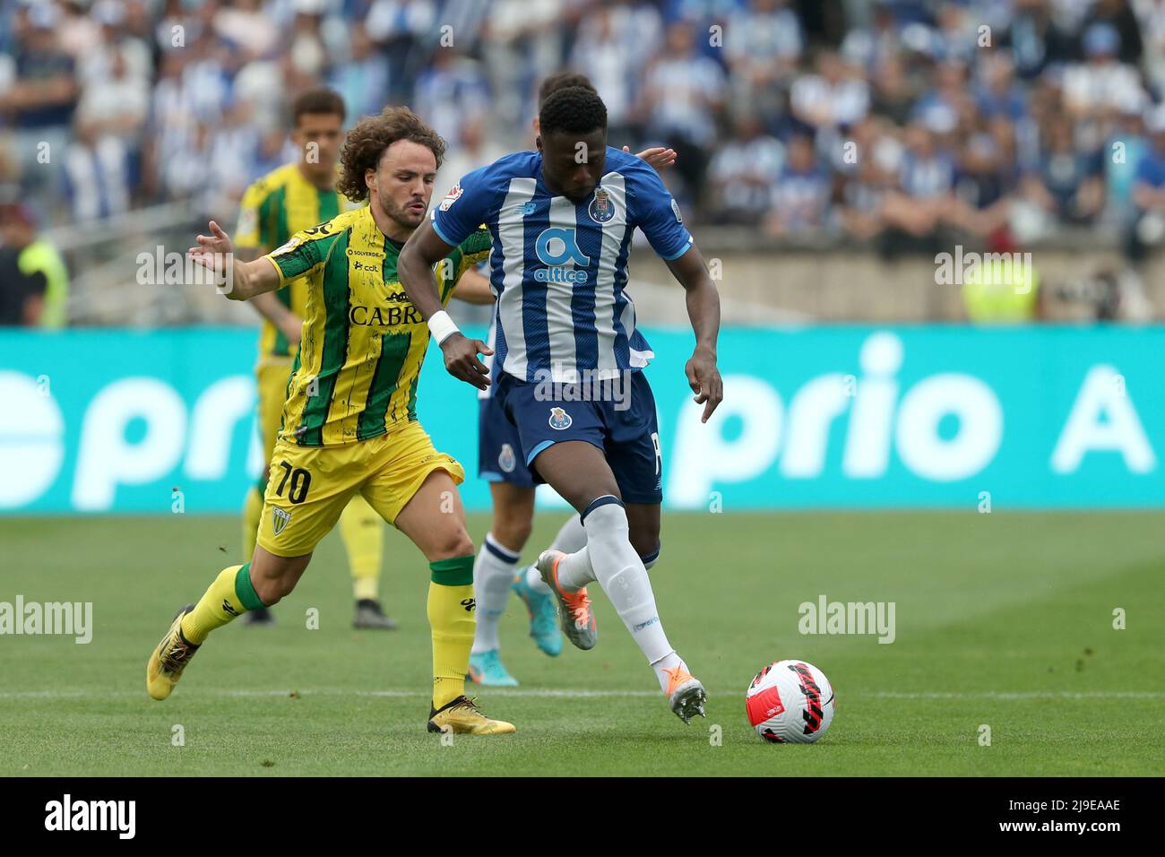 Oeiras. 22.. Mai 2022. Der Chor Mbemba (R) des FC Porto wird am 22. Mai 2022 im Jamor National Stadium in Oeiras, Portugal, von Rafael Barbosa von CD Tondela beim Portugal Cup Final von FC Porto und CD Tondela herausgefordert. Quelle: Pedro Fiuza/Xinhua/Alamy Live News Stockfoto