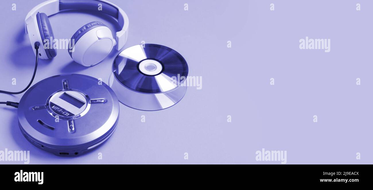 Persönliche kompakte tragbare CD-Player Disks Kopfhörer blau sehr peru Neon Hintergrund, Draufsicht Stockfoto