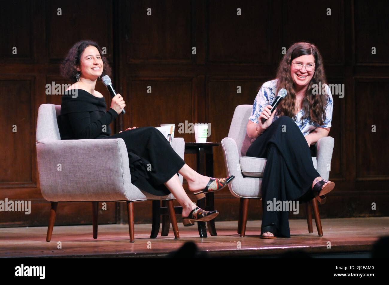 Ilana Glazer und Alison Leiby besuchen „Oh God: Alison Lieby und Ilana Glazer im Gespräch“ im 92. Street Y in New York City. Stockfoto