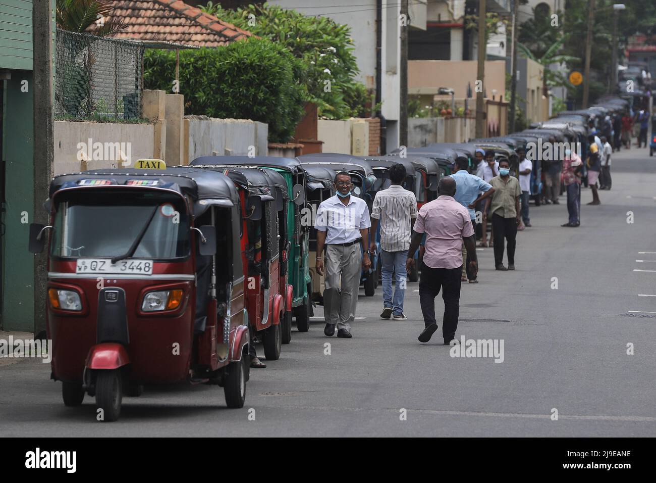 Colombo, Sri Lanka. 22.. Mai 2022. Aufgrund der Kraftstoffknappheit in Colombo warten die Fahrer an einer Tankstelle auf den Kauf von Benzin. (Bild: © Saman Abesiriwardana/Pacific Press via ZUMA Press Wire) Stockfoto