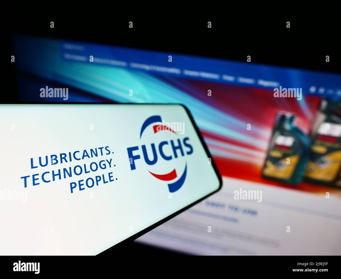 Mobiltelefon mit Logo des deutschen Schmierstoffkonzerns Fuchs Petrolub SE auf dem Bildschirm vor der Website. Konzentrieren Sie sich auf die Mitte links des Telefondisplays. Stockfoto