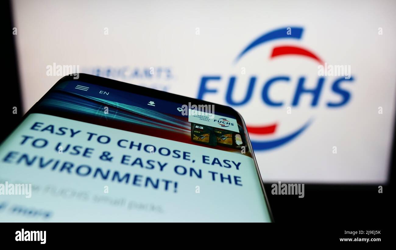 Smartphone mit Website des deutschen Schmierstoffkonzerns Fuchs Petrolub SE auf dem Bildschirm vor dem Unternehmenslogo. Konzentrieren Sie sich auf die obere linke Seite des Telefondisplays. Stockfoto