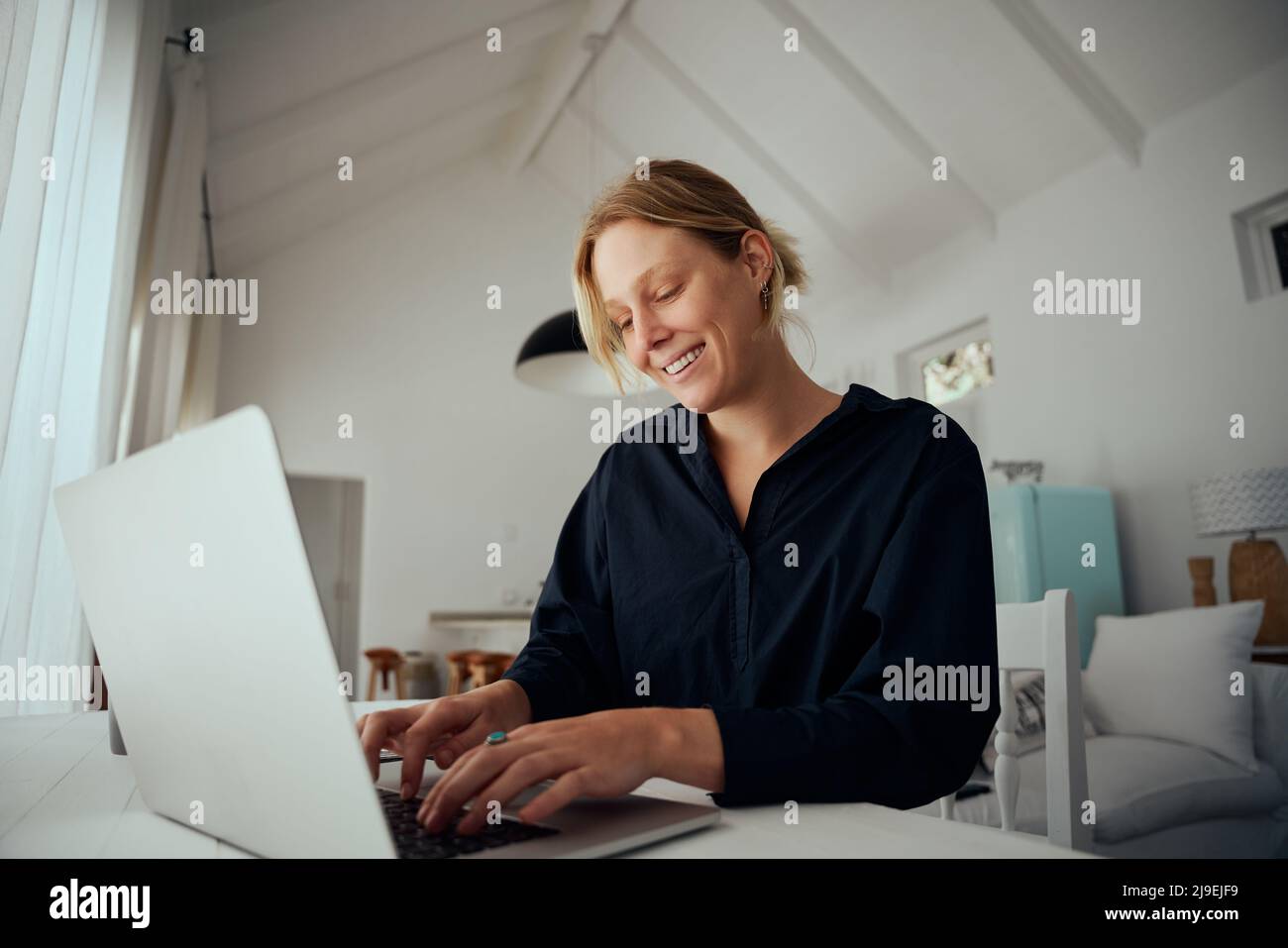 Kaukasische Geschäftsfrau, die von zu Hause aus auf einem Laptop arbeitet Stockfoto