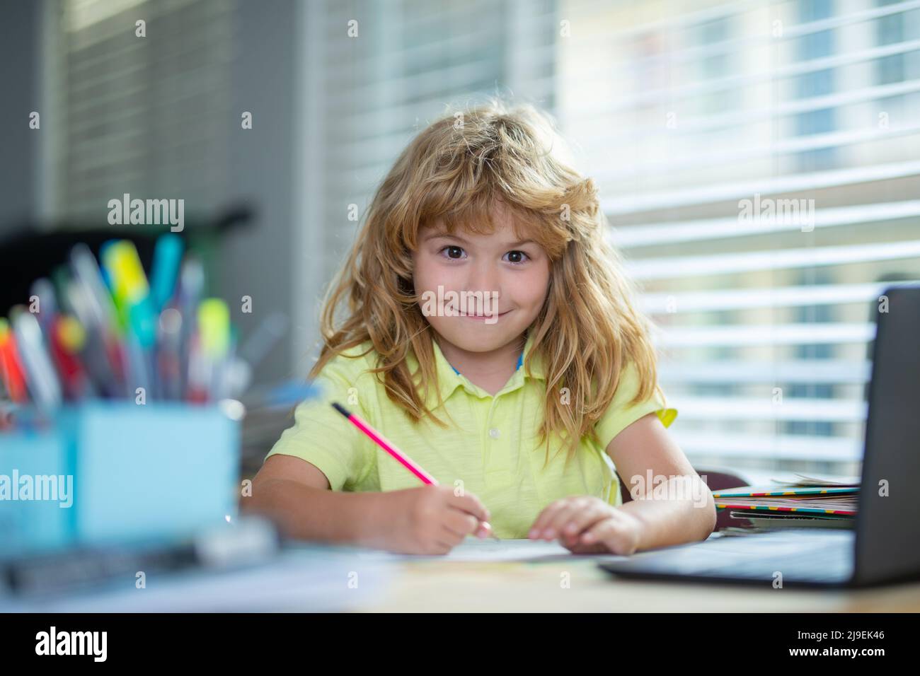 Genius Nerd Schüler Kind hat Idee. Lustige Kind Mädchen tun Hausaufgaben schreiben und lesen zu Hause. Kleiner Schüler am Schreibtisch im Klassenzimmer. Stockfoto