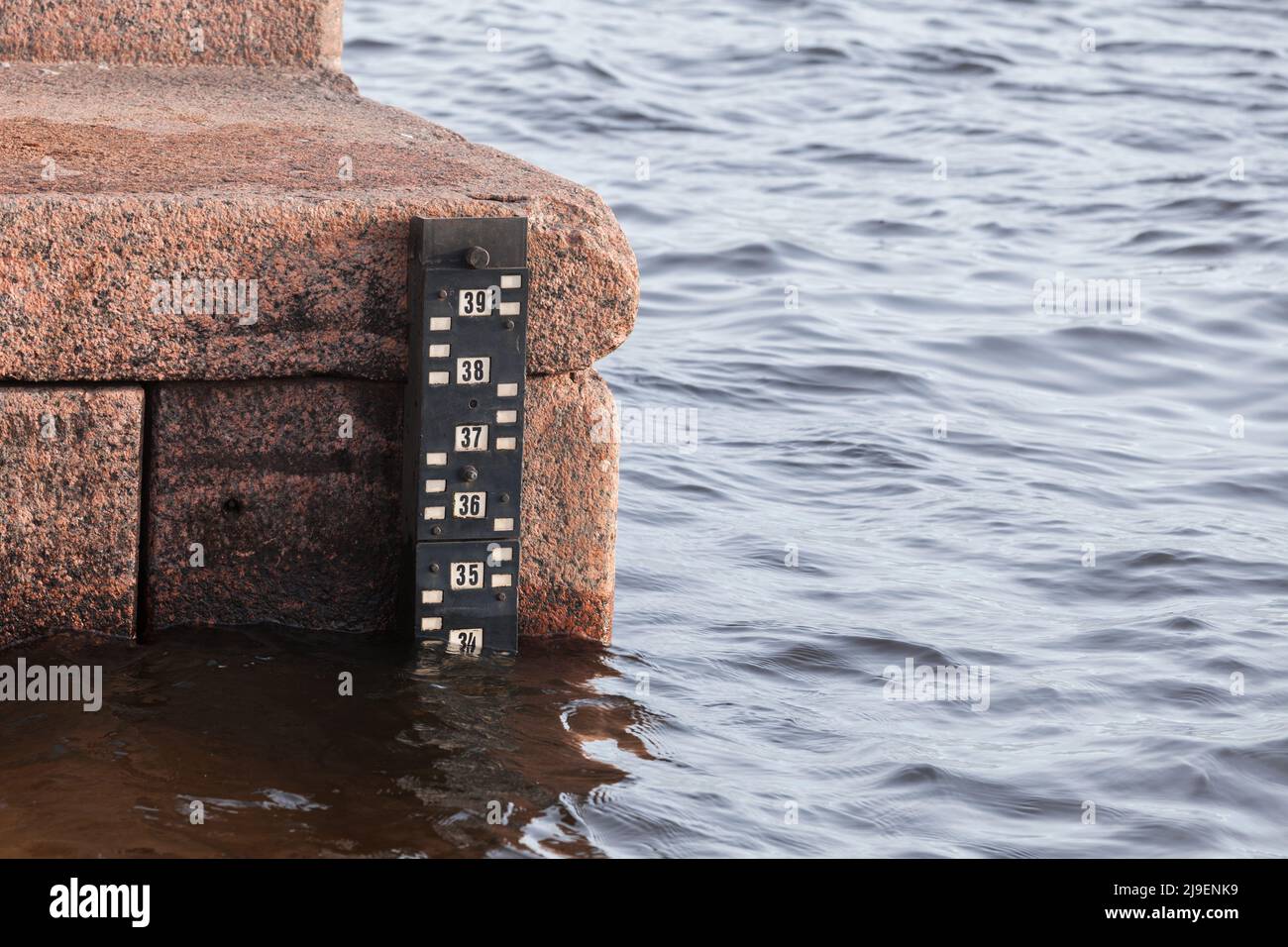 Gezeitenmessskala am Ufer des Newa-Flusses, Sankt Petersburg, Russland Stockfoto
