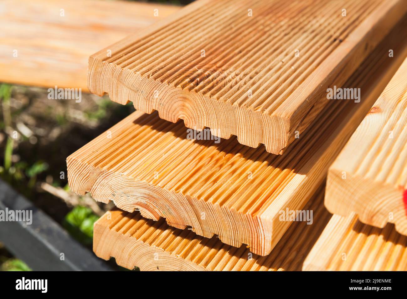 Gestapelte Lärchendeckelbretter, Nahaufnahme des Außenfotos Stockfoto