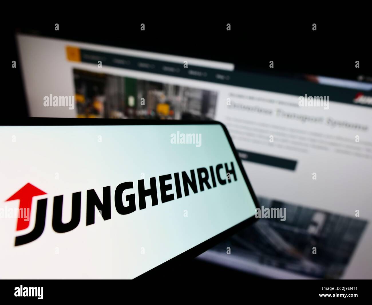 Smartphone mit Logo des deutschen Ingenieurunternehmens Jungheinrich AG auf dem Bildschirm vor der Business-Website. Konzentrieren Sie sich auf die Mitte des Telefondisplays. Stockfoto