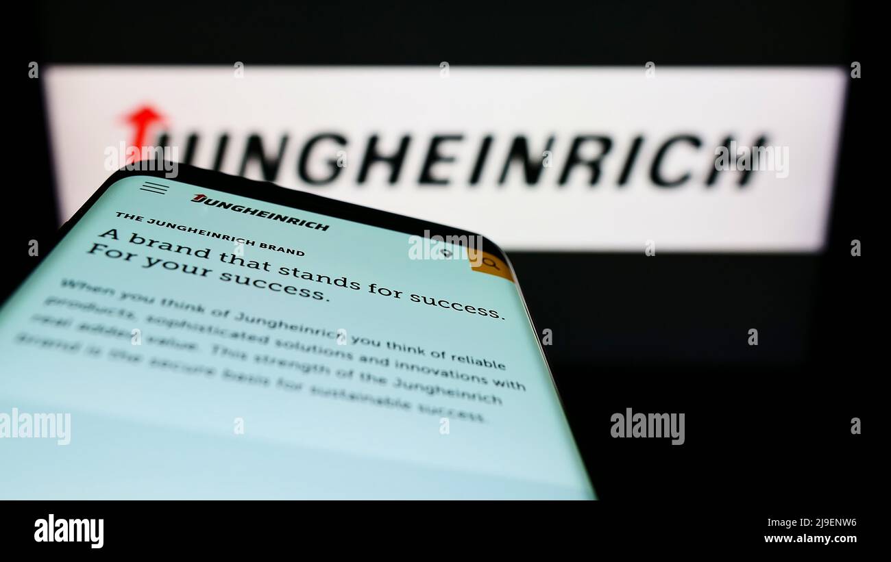 Mobiltelefon mit Webseite des deutschen Ingenieurunternehmens Jungheinrich AG auf dem Bildschirm vor dem Firmenlogo. Konzentrieren Sie sich auf die obere linke Seite des Telefondisplays. Stockfoto
