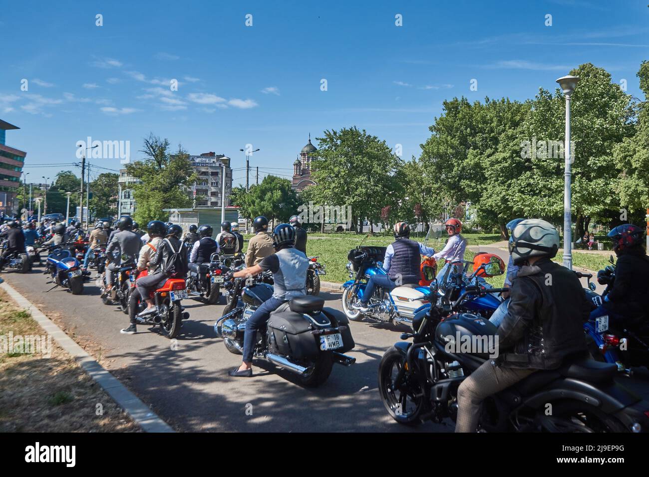 Distinguished Gentleman's Ride 2022 in Bukarest Rumänien Mai, Triumph classic Motorcycles Event Gentlemen Ride classic motorcycle and classic clothes Stockfoto