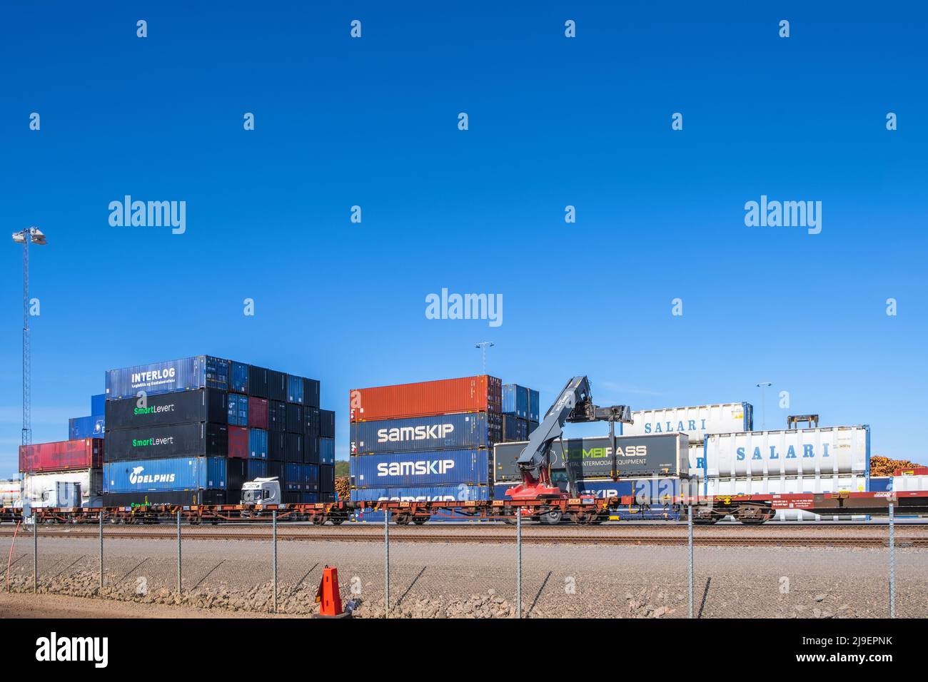 Verladung von Containern an einem Bahnterminal Stockfoto