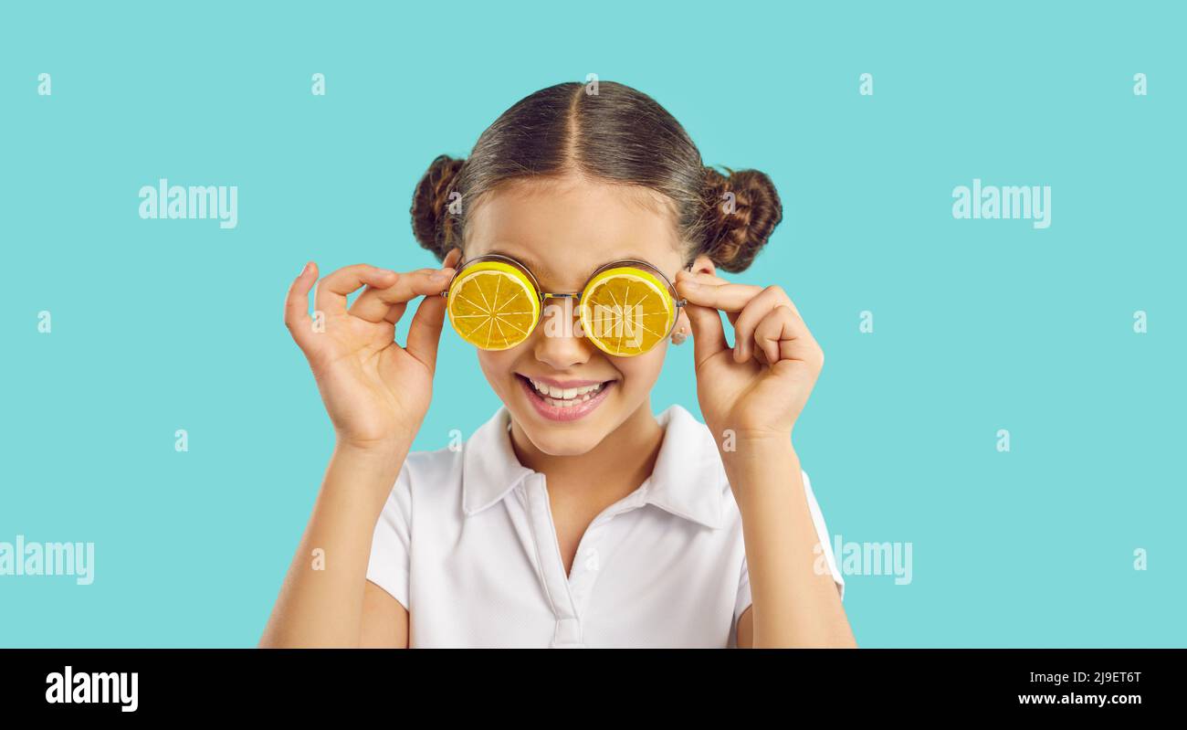 Lustige teen Mädchen Kind in orange Sonnenbrille Stockfoto