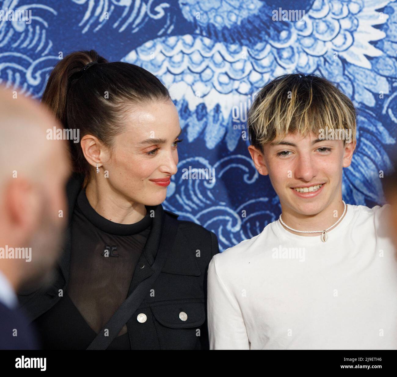 Cannes, Frankreich. 22.. Mai 2022. Cannes, Frankreich. 22.. Mai 2022. Die französische kanadische Regisseurin Charlotte Le Bon und der französische Schauspieler Joseph Engel bei ihrer ersten Filmpremiere Falcon Lake, bei der Quinzaine des Réalisateurs, während der Filmfestspiele von Cannes, am 22. Mai 2022 in Cannes, Frankreich. Foto von Lucie Choquet/ABACAPRESS.COM Quelle: Abaca Press/Alamy Live News Stockfoto