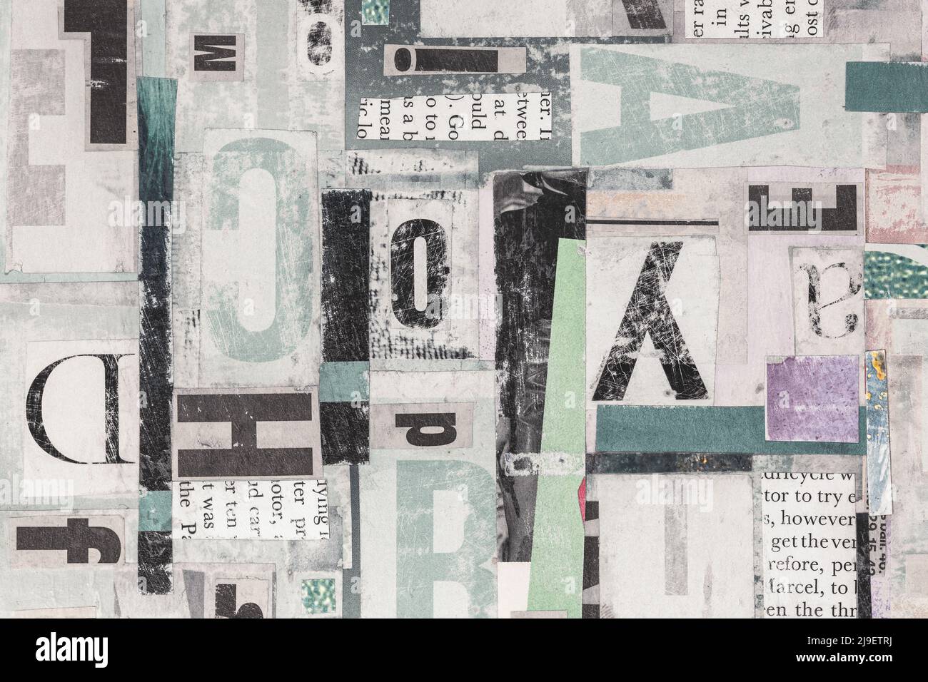 Handgemachte gemischte Schriftarten Hintergrund aus zeitgenössischen Zeitungsartikeln in stimmungsvollen Tönen. Hochdetailliertes, mehrschichtiges abstraktes Mixed-Media-Design Stockfoto