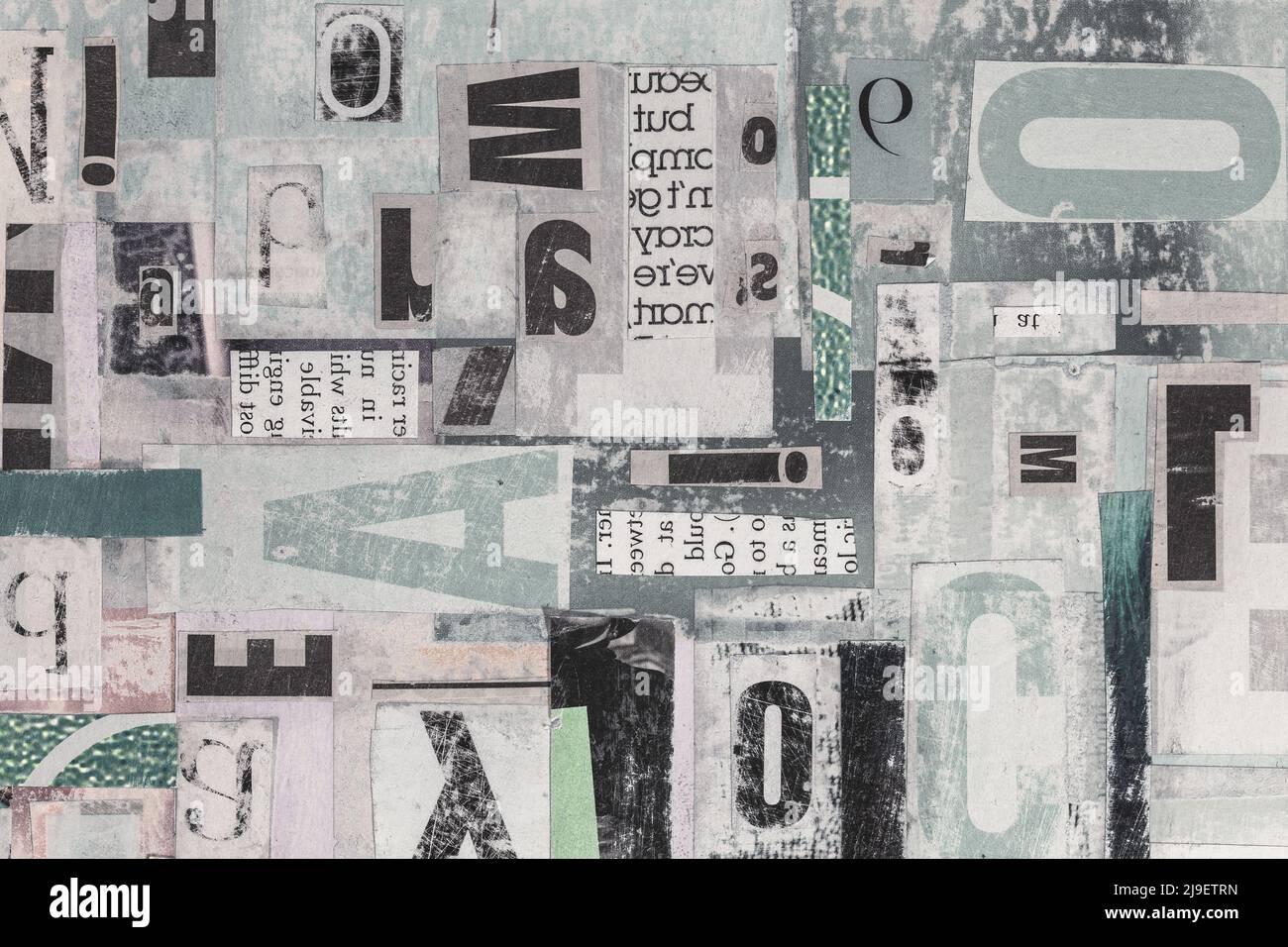 Handgemachte gemischte Schriftarten Hintergrund aus zeitgenössischen Zeitungsartikeln in stimmungsvollen Tönen. Hochdetailliertes, mehrschichtiges abstraktes Mixed-Media-Design Stockfoto