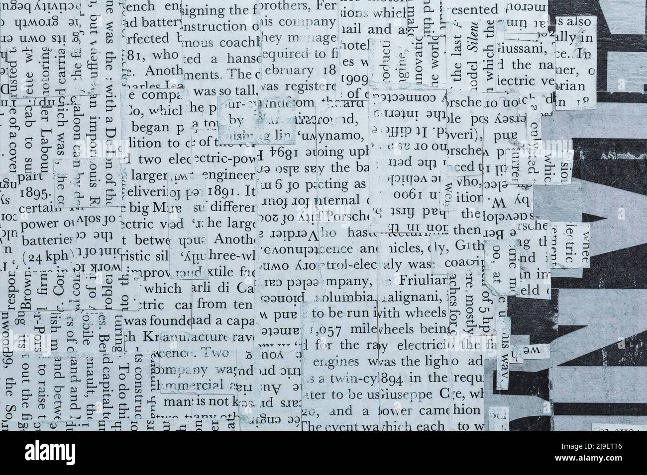 Handgemachte gemischte Schriftarten Hintergrund aus zeitgenössischen Zeitungsartikeln in stimmungsvollen Tönen. Hochdetailliertes, mehrschichtiges abstraktes Mixed-Media-Design Stockfoto