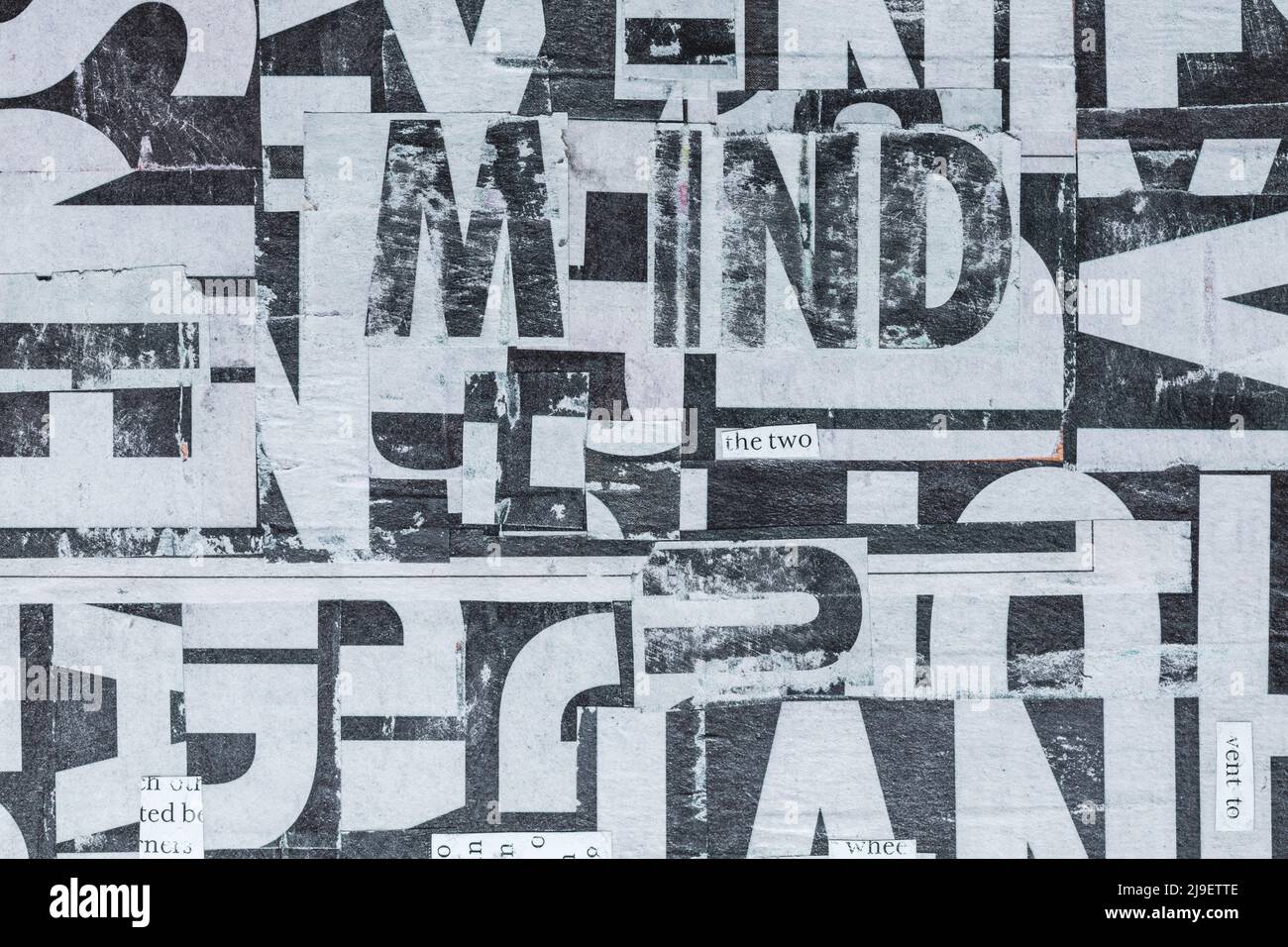 Handgemachte gemischte Schriftarten Hintergrund aus zeitgenössischen Zeitungsartikeln in stimmungsvollen Tönen. Hochdetailliertes, mehrschichtiges abstraktes Mixed-Media-Design Stockfoto