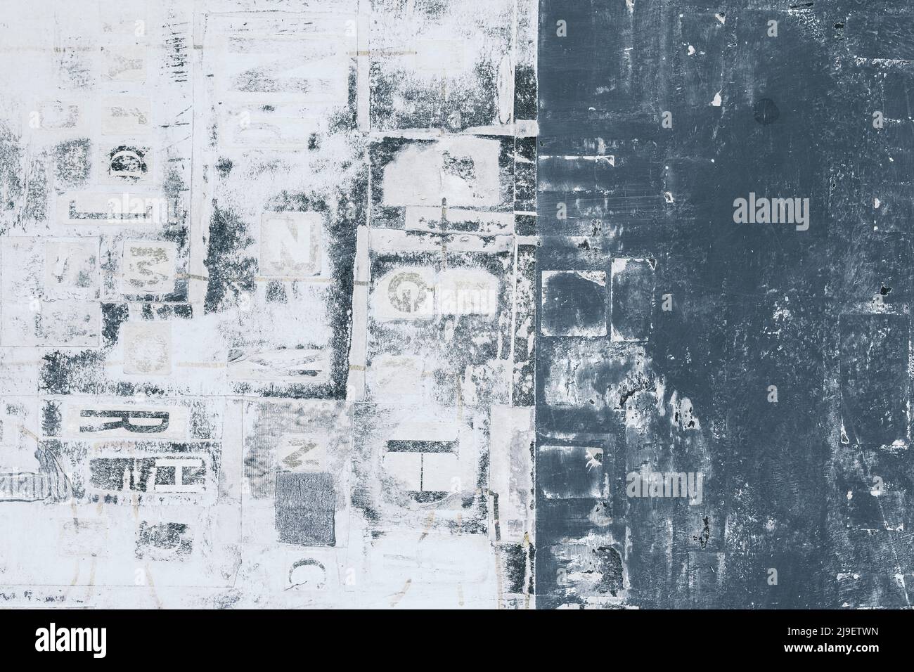 Handgefertigter Hintergrund aus handgefertigten Papierstücken, Zeitungsschriftarten und Acrylfarbe. Hochdetailliertes, mehrschichtiges abstraktes Mixed-Media-Design Stockfoto