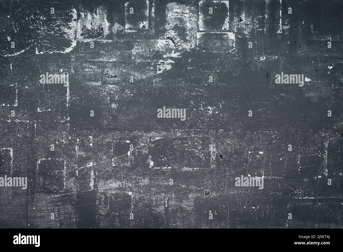 Handgefertigter Hintergrund aus handgefertigten Papierstücken, Zeitungsschriftarten und Acrylfarbe. Hochdetailliertes, mehrschichtiges abstraktes Mixed-Media-Design Stockfoto