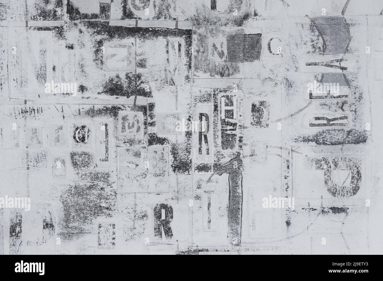 Handgefertigter Hintergrund aus handgefertigten Papierstücken, Zeitungsschriftarten und Acrylfarbe. Hochdetailliertes, mehrschichtiges abstraktes Mixed-Media-Design Stockfoto