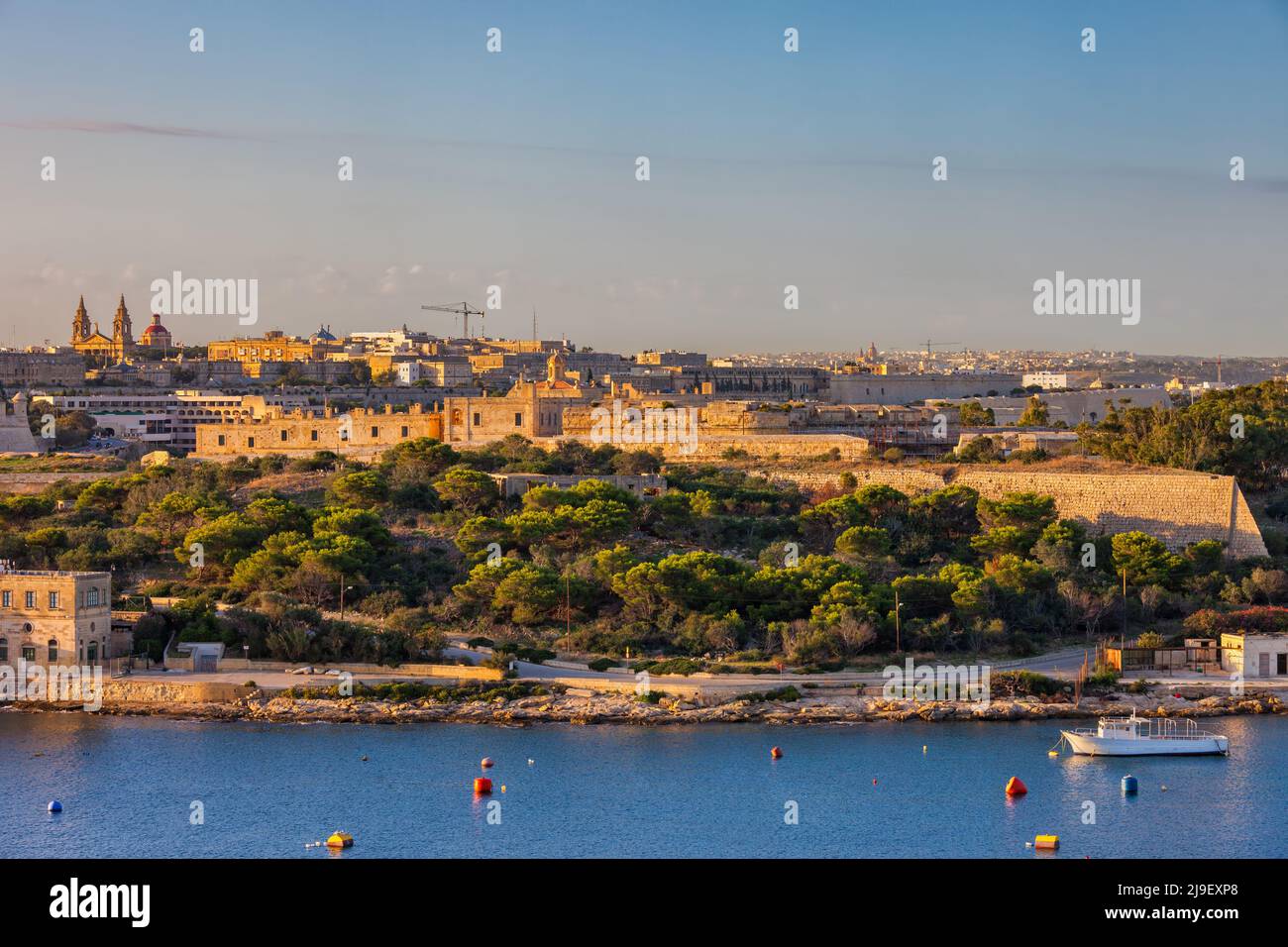 Manoel Island (maltesisch: Il-Gżira Manoel) bei Sonnenuntergang in Malta, Teil der Gemeinde Gzira im Hafen von Marsamxett. Stockfoto