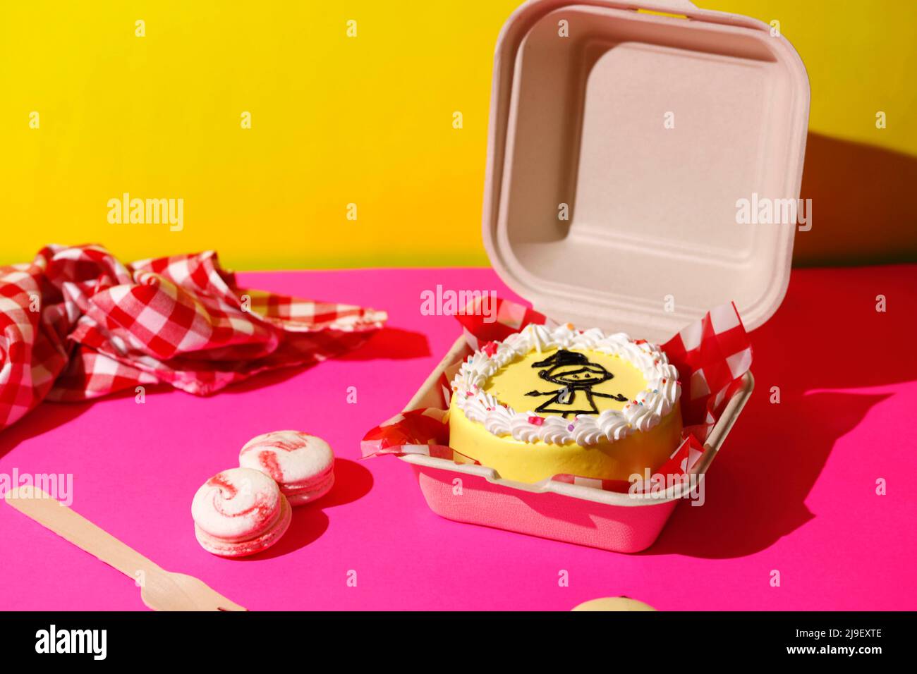 Bento-Kuchen oder Lunchbox-Kuchen, kleiner Kuchen in Lunchbox. Asiatische und koreanische Küche Trendi Pop Color Stockfoto