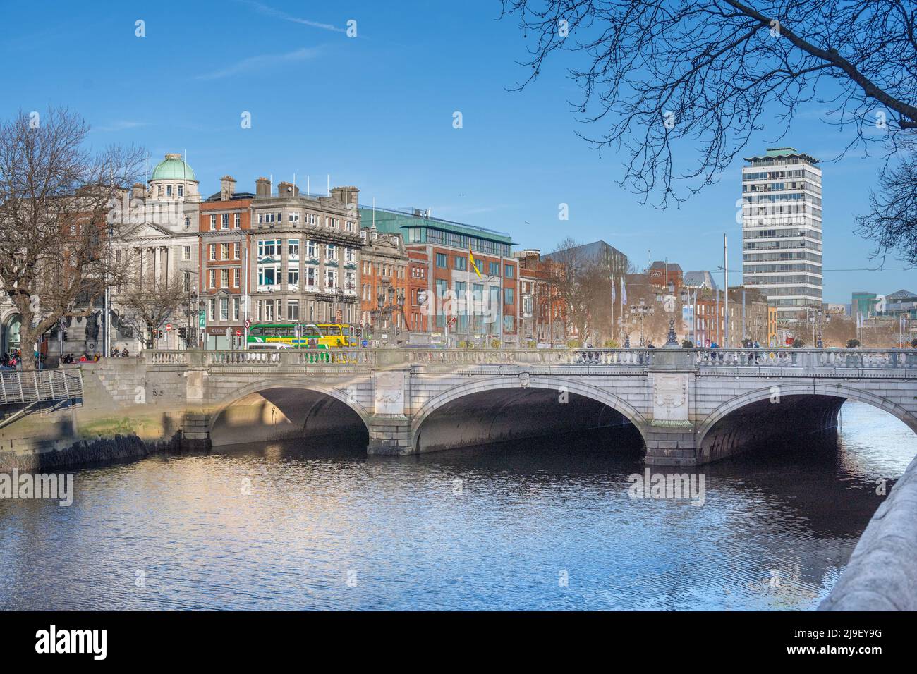 O'Connell Bridge über Dublins Liffey. Stockfoto