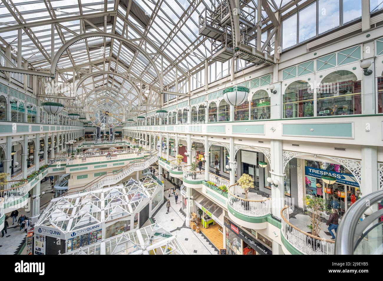 Im St. Stephen's Green Shopping Center mit Balkonen auf jeder Seite. Dublin, Südiland, Irland Stockfoto