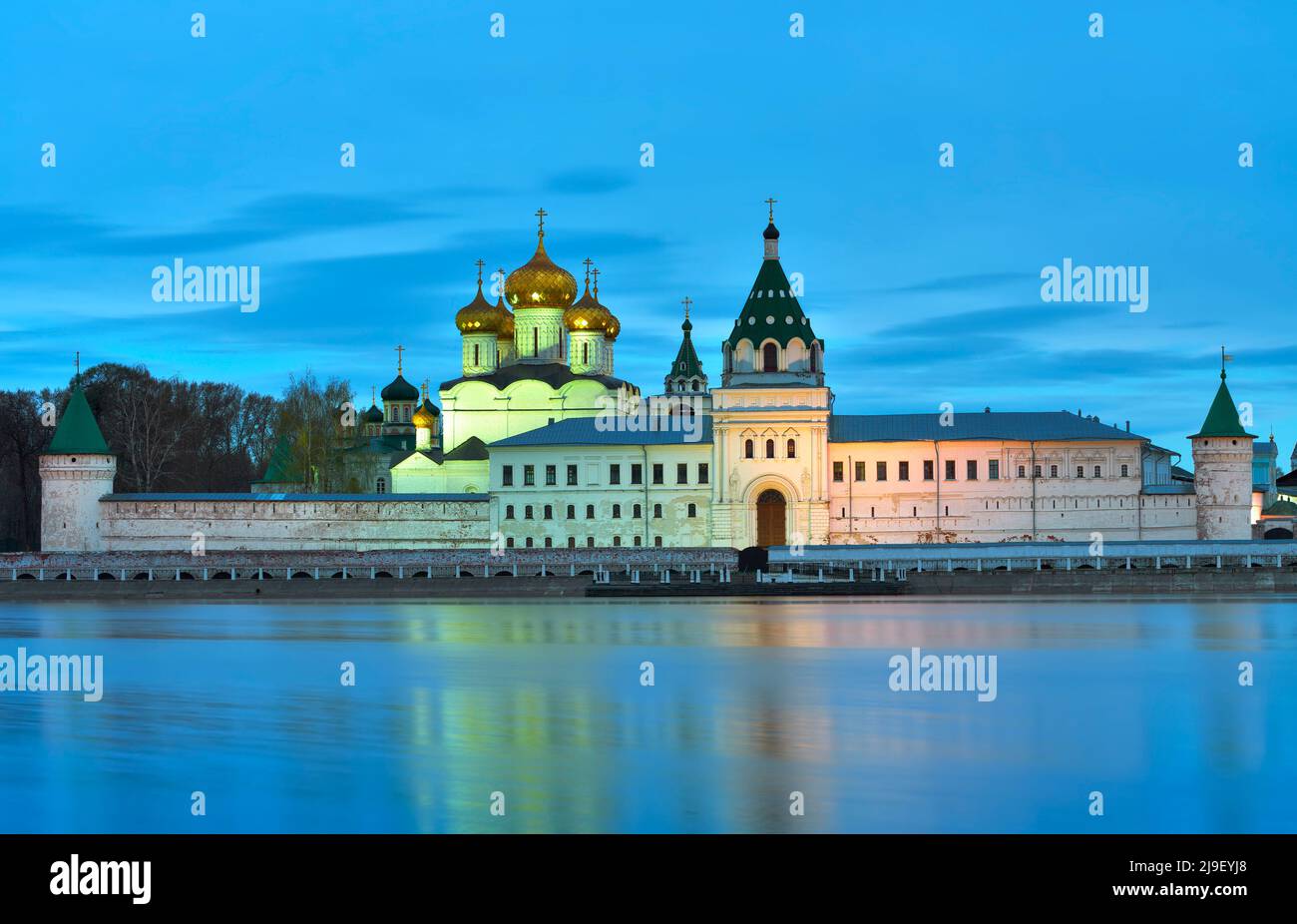 Ipatiewski Kloster bei der Morgendämmerung. Alte russisch-orthodoxe Architektur des XVII Jahrhunderts am Flussufer. Kostroma, Russland, 2022 Stockfoto