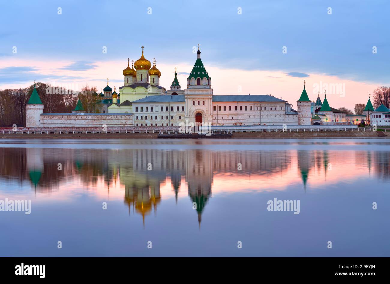 Ipatiewski Kloster bei der Morgendämmerung. Alte russisch-orthodoxe Architektur des XVII Jahrhunderts am Flussufer. Kostroma, Russland, 2022 Stockfoto