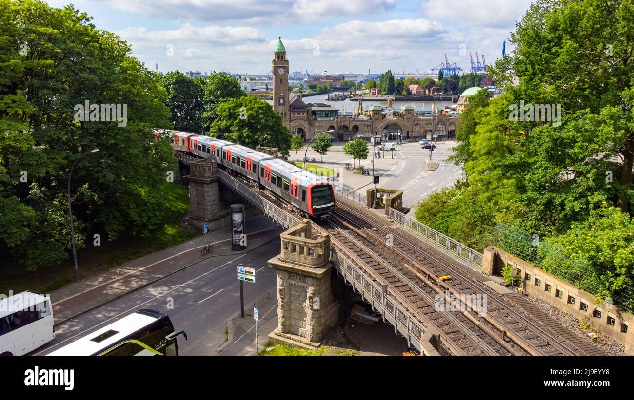 S-Bahn vor den Landungsbrücken, St. Pauli Hafen Hamburg, Deutschland Stockfoto