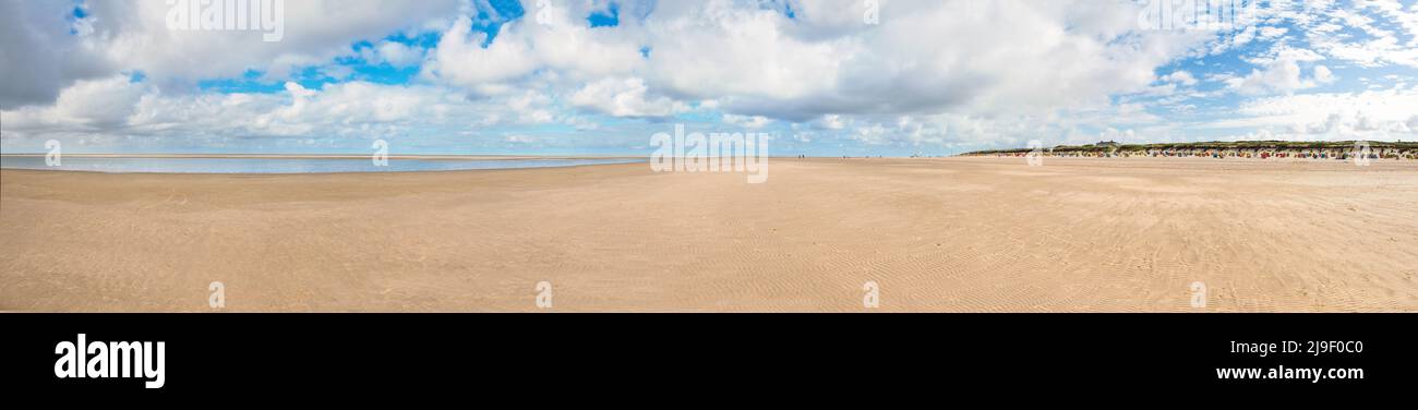 Panoramaaufnahme eines großen, menschenleeren Strandes Stockfoto