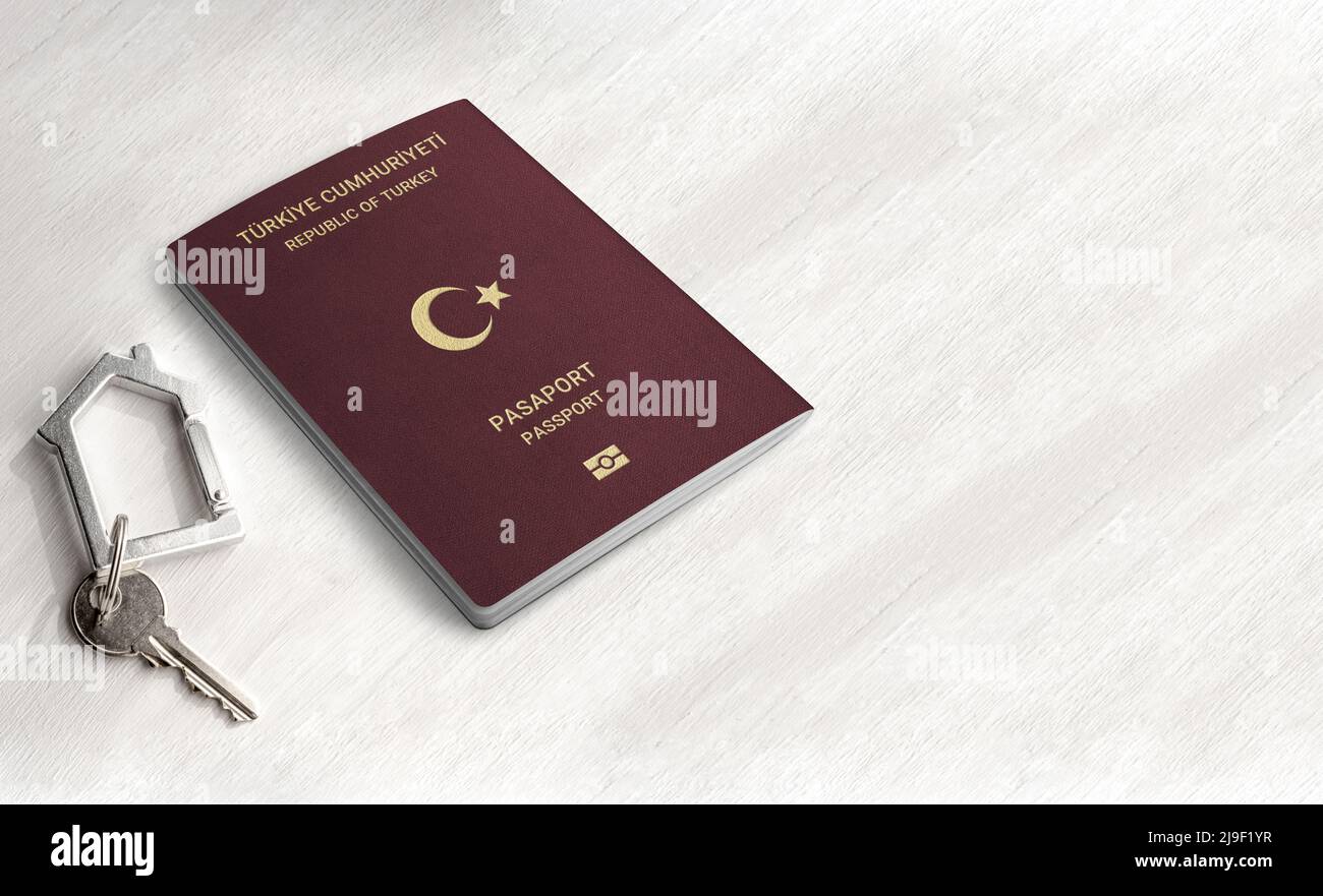 Türkische Passbürgerschaft durch Immobilieninvestition, Reisepass und Hausschlüssel auf einem Holztisch, Platz zum Schreiben Stockfoto