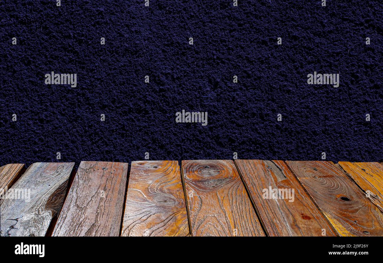 Altes Teakholz leerer Tisch vor sehr peri Farbe Beton Wand Textur Hintergrund für die Anzeige des Produkts Stockfoto