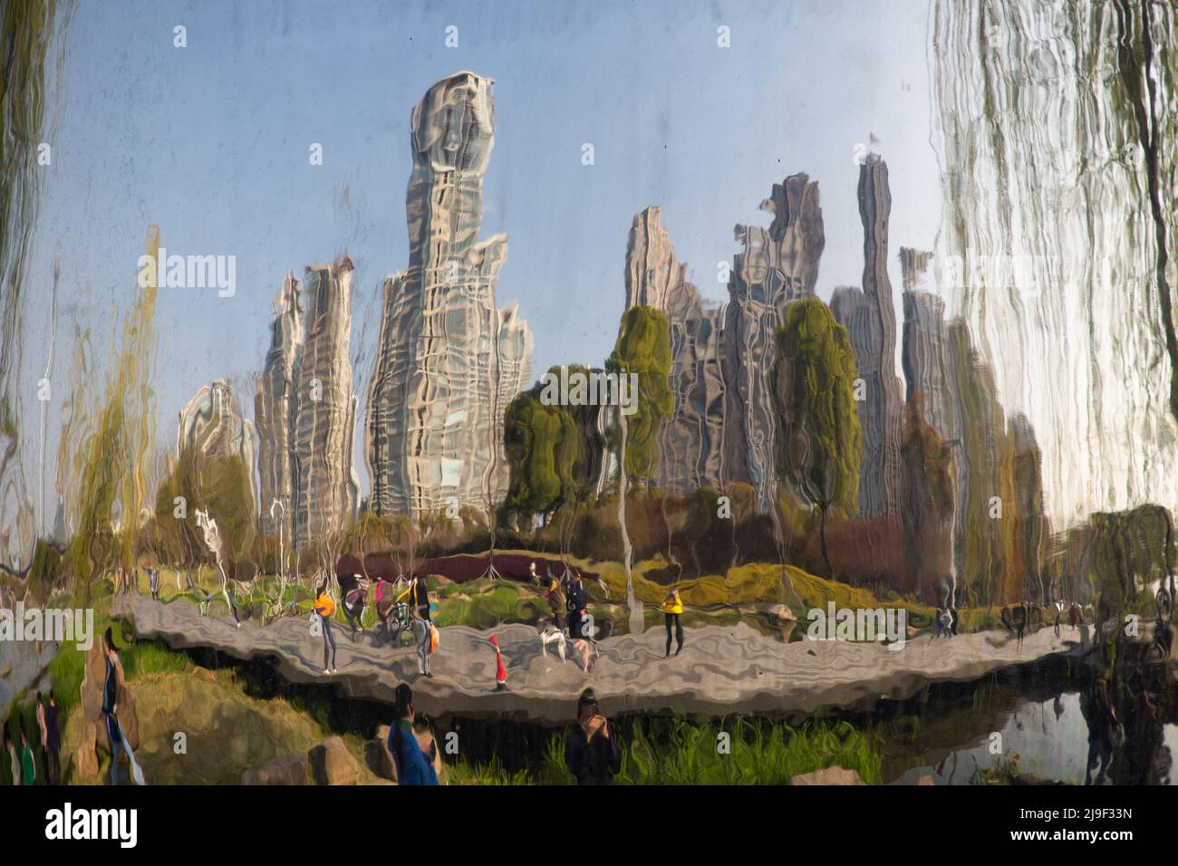 Spiegelungen von hohen Gebäuden, Suzhou Stockfoto