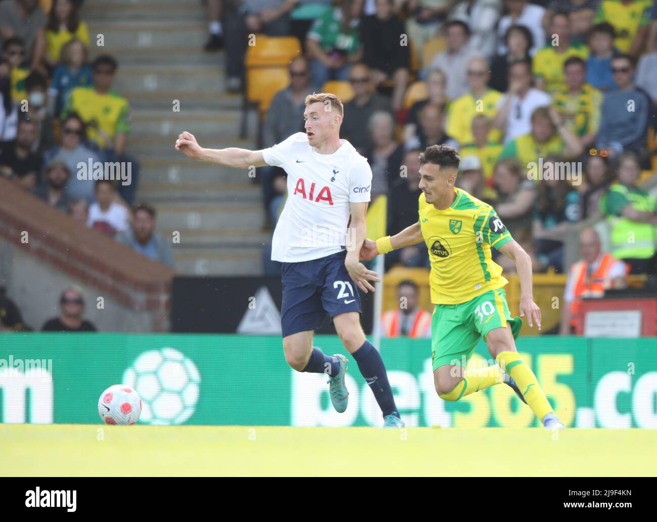 Norwich, Großbritannien. 22.. Mai 2022. Dejan Kulusevski (TH) Dimitris Giannoulis (NC) beim Norwich City gegen Tottenham Hotspur, Spiel der englischen Premier League, in der Carrow Road, Norwich. Kredit: Paul Marriott/Alamy Live Nachrichten Stockfoto