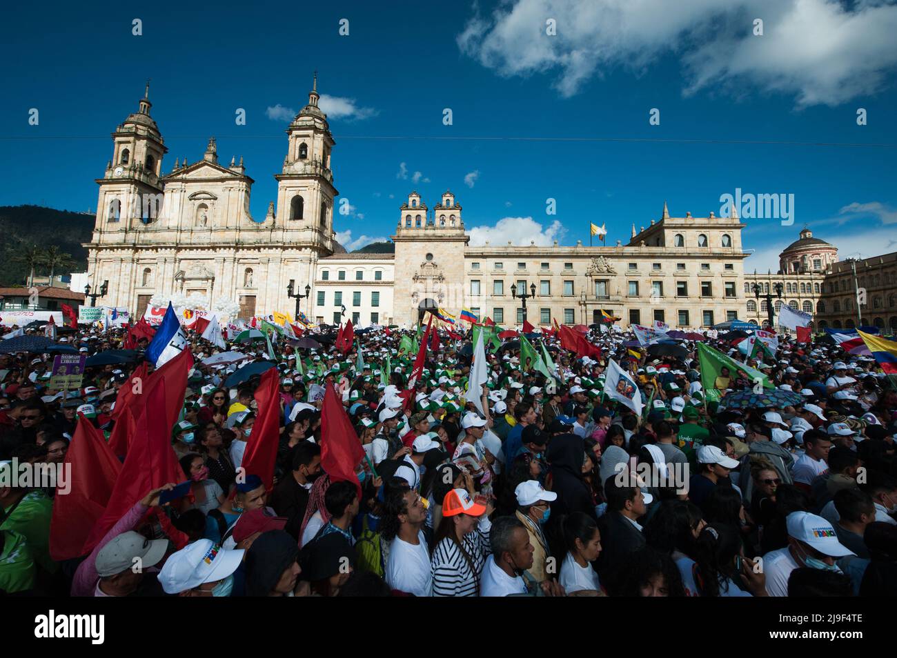 Die Anhänger von Gustavo Petro winken Flaggen und Schilder auf der Plaza de Bolivar während der Wahlkampfkundgebung des linken Präsidentschaftskandidaten für den POL Stockfoto