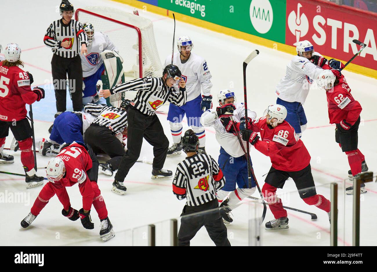 Helsinki, Finnland. 22.. Mai 2022. Janis Moser Nr. 86 der Schweiz Denis Malgin, SUI 62 Dario Simion Nr. 59 der Schweiz Michael FORA, SUI 45 Jordann Perret, FRA 72 Hugo Gallet, FRA Nr. 8 im Spiel SCHWEIZ - FRANKREICH 5-2 IIHF EISHOCKEY WELTMEISTERSCHAFT Gruppe A in Helsinki, Finnland, 22. Mai 2022, Staffel 2021/2022 © Peter Schatz / Alamy Live News Credit: Peter Schatz/Alamy Live News Stockfoto