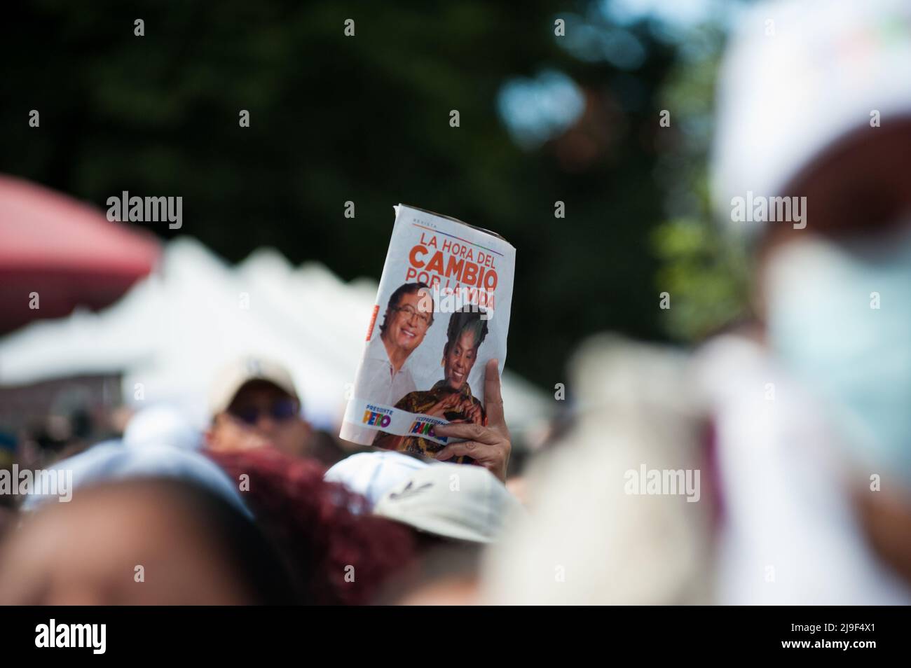 Anhänger der linken Vize-Präsidentschaftskandidatin für das politische  Bündnis „Pacto Historico“ Francia Marquez halten während ihrer Amtszeit  Banner und Schilder in der Hand Stockfotografie - Alamy