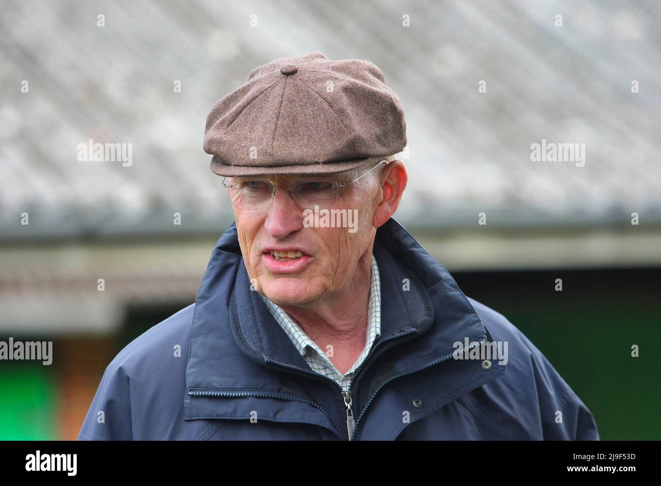 Epsom Downs, Surrey, Großbritannien. 23.. Mai 2022. Läufer für die Pferderennen Cazoo Derby und Oaks Classic haben beim „The Cazoo Derby Galops Morning“ auf der Epsom Downs-Strecke einen Vorlauf. Hier: Trainer John Gosden überwacht seine Gebühren Kredit: Motofoto/Alamy Live News Stockfoto