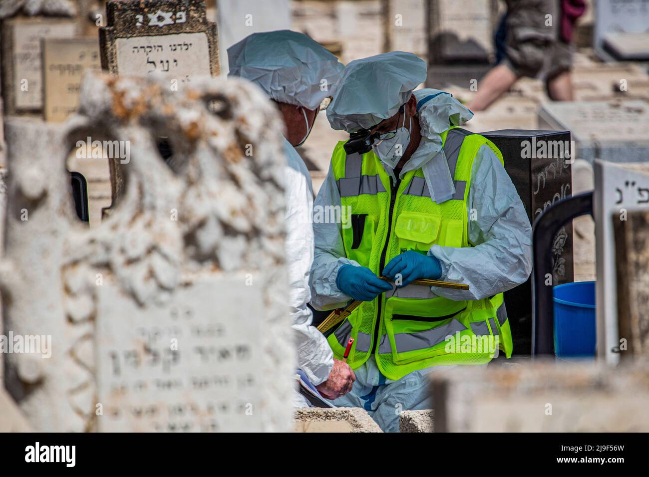 Tel Aviv, Israel. 23.. Mai 2022. Ein forensischer Spezialist arbeitet am Grab von Usiel Huri auf dem Friedhof Petah Tikva. Die Affäre der verschwundenen Kinder von Juden aus dem Jemen und anderen orientalischen Ländern ist eine der schmerzhaftesten in der israelischen Geschichte. Quelle: Ilia Yefimovich/dpa/Alamy Live News Stockfoto