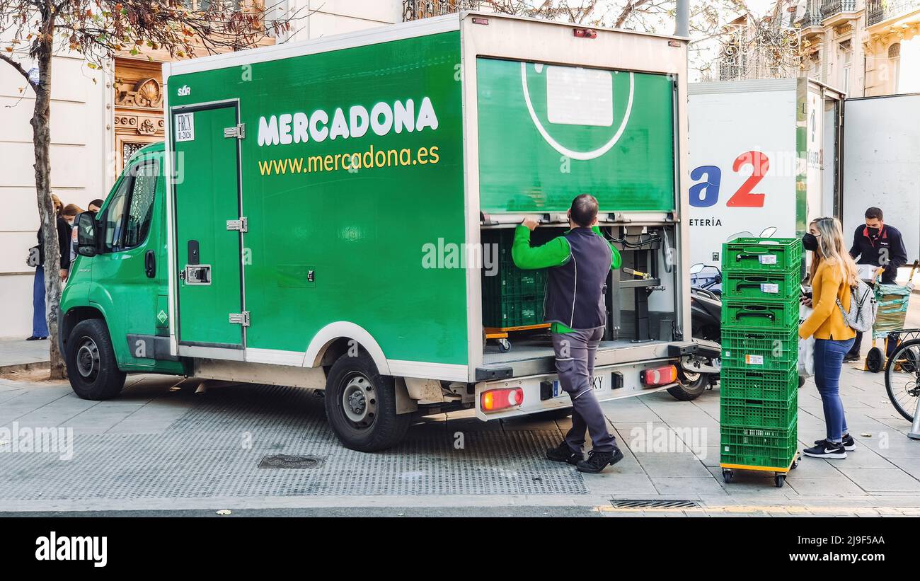 Valencia, Spanien - Mai 2021. Mercadona Lieferwagen parkte auf der Straße, wobei der Lieferer arbeitete. Mercadona ist einer der beliebtesten und larg Stockfoto