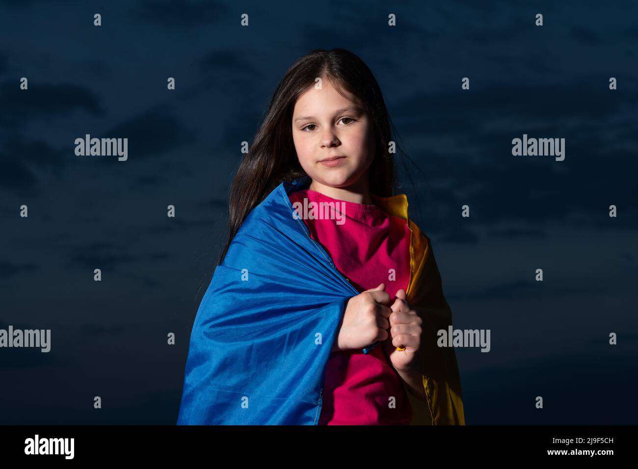 Patriotische Jugendliche ukrainische Mädchen mit Nationalflagge der ukraine. Patriotismus Stockfoto