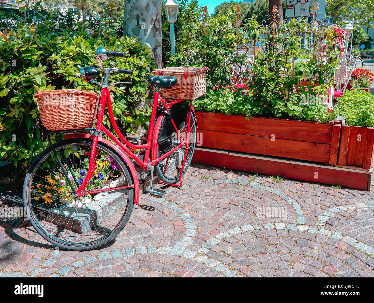 Niedliches rotes Fahrrad Stockfoto
