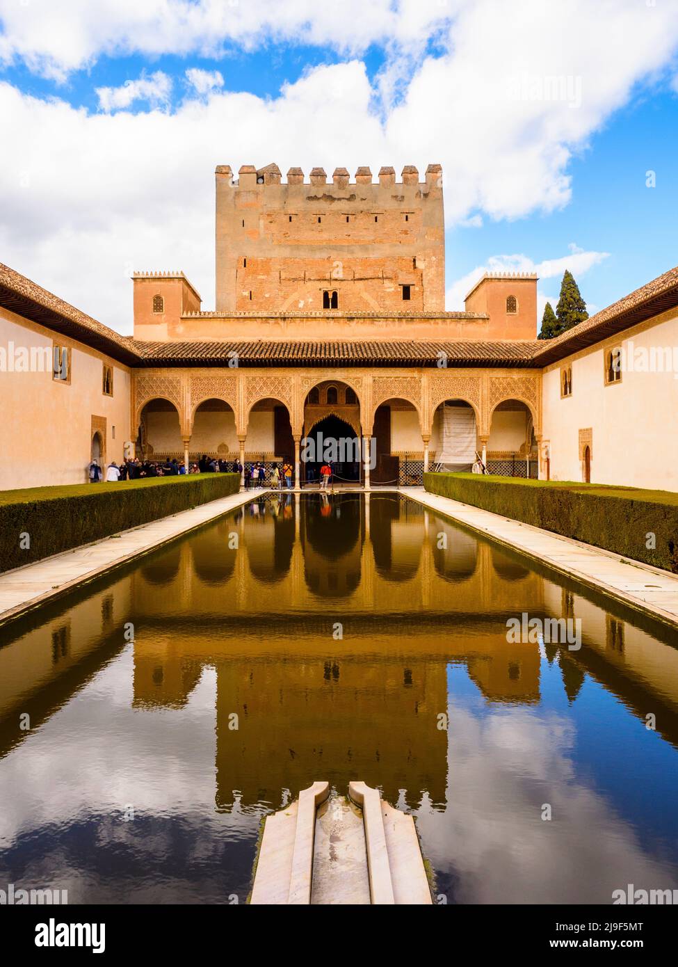 Der Pool des Hofes der Myrtles, mit Blick auf den Comares-Turm auf der Nordseite in den Nasriden-Palästen - Alhambra-Komplex - Granada, Spanien Stockfoto