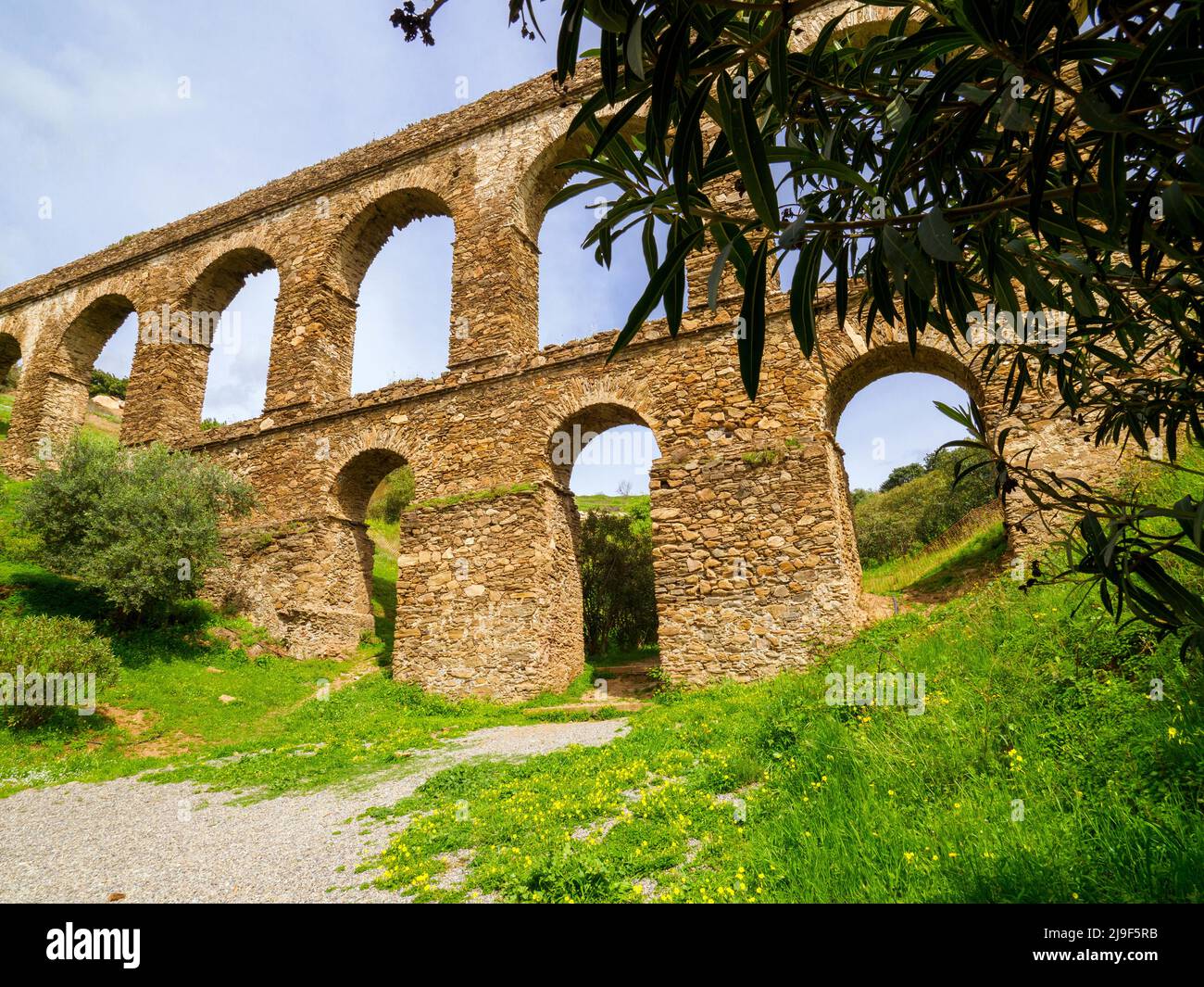Römisches Aquädukt erbaut im 1.. Jahrhundert n. Chr. in der Nähe von Almunecar - Granada, Spanien Stockfoto