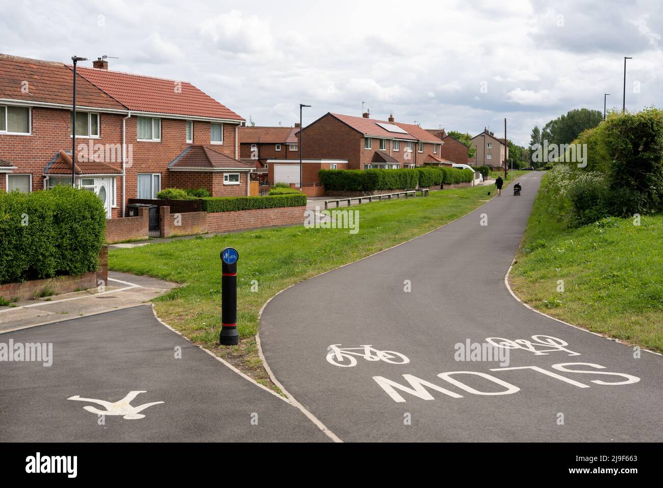 Ein Radweg am Rande eines britischen Wohngebiets. Longbenton, North Tyneside, Vereinigtes Königreich. Konzept des nachhaltigen Verkehrs. Stockfoto